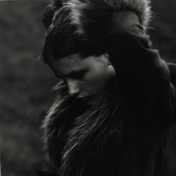 Anna Huling, knee-length maroon overcoat with faux fur lapels and sleeve cuffs - Picture 1 of 15